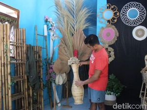 Kerajinan Daun-Bunga Kering untuk Dekorasi Rustic Laris, Omzetnya Rp 50 Juta