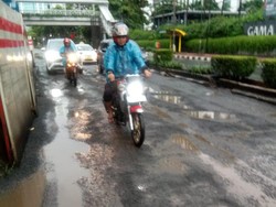 Jl HR Rasuna Said Rusak dan Becek, Lalin Jelang Kasablanka Jaksel Tersendat