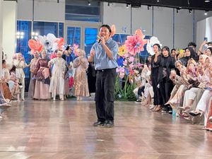 Pengalaman Baru Rizky Febian Nyanyi di Panggung Catwalk