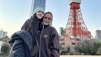 7 Foto Lisa BLACKPINK Liburan Berdua ke Jepang Bareng Ibu, Kompak Banget