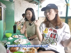 Livy Renata Ajak Ibunya Makan di Warung Pecel Ayam, Ini Keseruannya