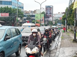 Lalin Ciputat Tangsel Macet Parah Pagi Ini, Warga Minta Jalan Dilebarkan
