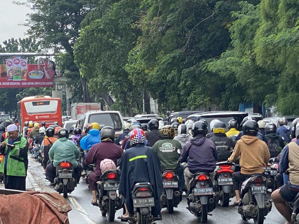 Terjebak Macet di Tanjung Barat Jaksel, Mawar dan Rossy Rindu Suasana WFH