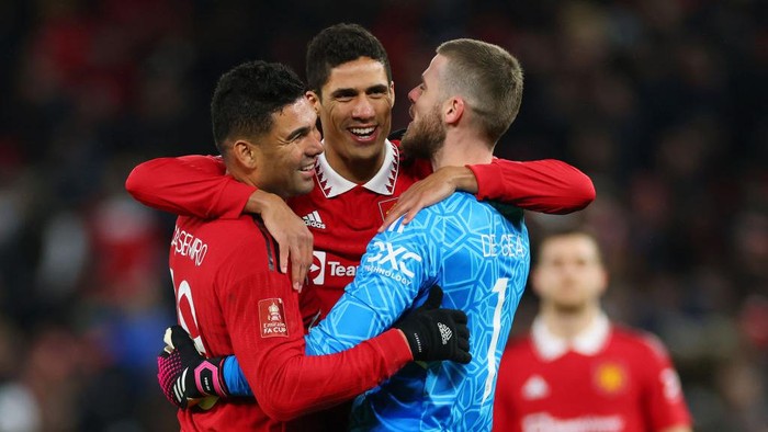 MANCHESTER, ENGLAND - MARCH 01: Casemiro, Raphael Varane and David De Gea of Manchester United celebrate their sides victory after the Emirates FA Cup Fifth Round match between Manchester United and West Ham United at Old Trafford on March 01, 2023 in Manchester, England. (Photo by Marc Atkins/Getty Images)