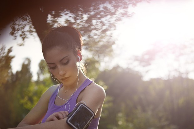 Mendengarkan Musik Upaya Pengalihan Pikiran Saat Jogging/ Foto: pexels.com/Andrea Piacquadio listen