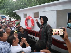 Mensos Risma Serahkan 25 Kapal untuk Nelayan Sikka: Berawal Makan Siang