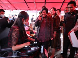 Mensos Risma Serahkan Santunan Korban Banjir di Sikka