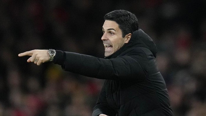 Arsenals manager Mikel Arteta gestures during the English Premier League soccer match between Arsenal and Everton at the Emirates stadium in London, Wednesday, March 1, 2023. (AP Photo/Kirsty Wigglesworth)