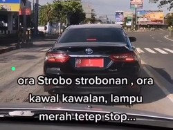 Viral Mobil Sultan Jogja Tanpa Kawalan-Strobo Setop di Lampu Merah