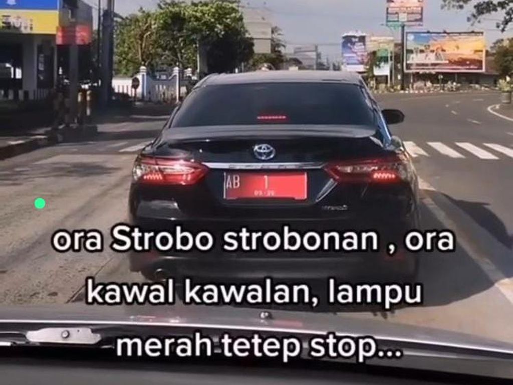 Sultan Jogja Viral: Mobil Dinasnya Mandek di Lampu Merah