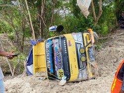 Nekat Lewati Jalan Longsor, Truk Terbalik