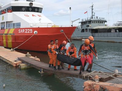 Momen Evakuasi 6 ABK KM Linggar Petak 89 yang Tenggelam di Bali