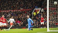 Setelah akhir babak pertama ditandai dengan skor kaca mata, the Hammers mengejutkan publik tuan rumah usai mencetak gol dari Said Benrahma.  