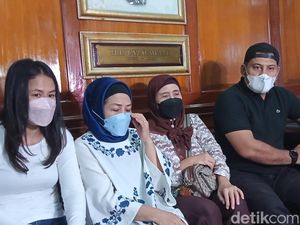 Para Pemain Bajaj Bajuri Jenguk Nani Wijaya di Rumah Sakit