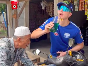 Pengalaman Unik Pebalap WSBK Isi Bensin Eceran di Mandalika Pengalaman Unik Pebalap WSBK Isi Bensin Eceran di Mandalika