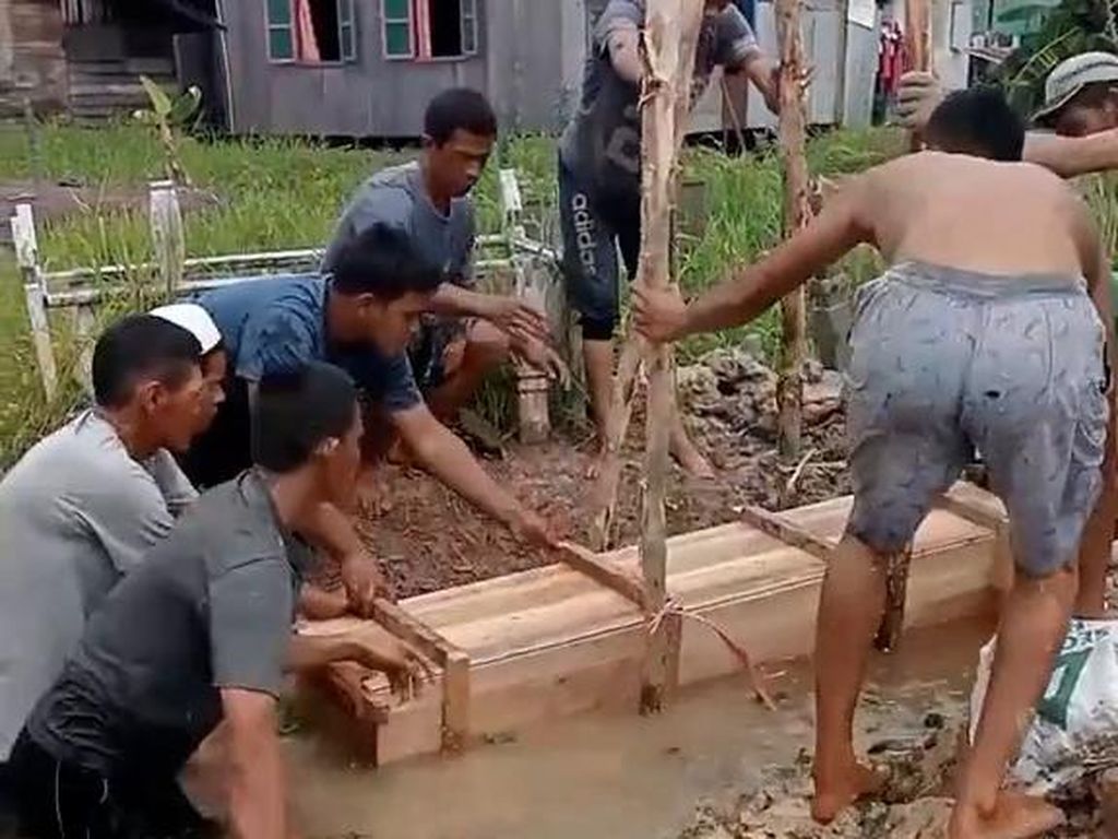 Liang Lahad di Kalsel Penuh Air, Peti Jenazah Diberi Pemberat Saat Dikubur Liang Lahad di Kalsel Penuh Air, Peti Jenazah Diberi Pemberat Saat Dikubur