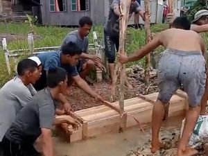 Aneh tapi Nyata! Pemakaman Warga di Liang Lahad Penuh Air Aneh tapi Nyata! Pemakaman Warga di Liang Lahad Penuh Air