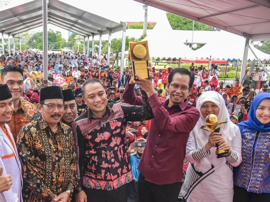 Pemkot Surabaya Pamer 14 Penghargaan dari KLHK Pakai Mobil Jeep Pemkot Surabaya Pamer 14 Penghargaan dari KLHK Pakai Mobil Jeep
