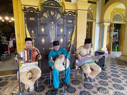 Menikmati Musik Sirkombo Sambil Belajar Sejarah di Istana Maimun Medan