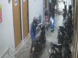 2 Pria Berjas Hujan di Medan Curi 2 Motor di Kos