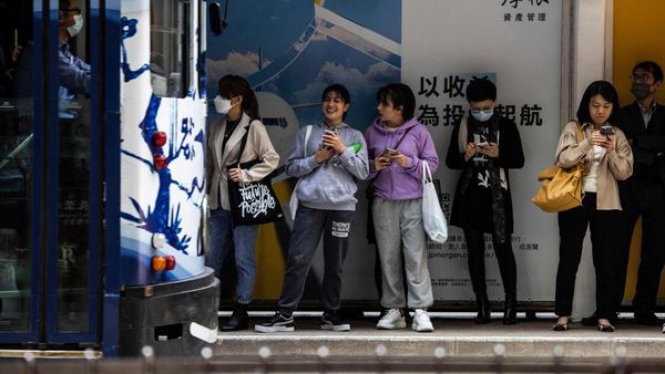 Potret Aktivitas Warga Hong Kong yang Kini Bebas Masker