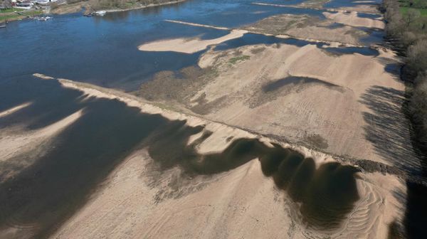 Potret Sungai Terpanjang di Prancis Terancam Kering