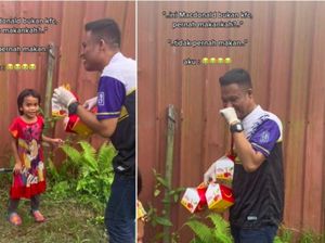 Tangis Pria Ini Pecah saat Berbagi Nugget pada Bocah Kurang Mampu