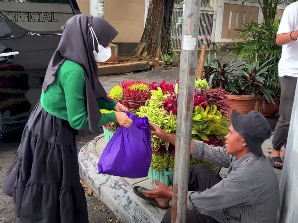 Ria Ricis Bagi-bagi Sembako di Jalan Jelang Ramadan