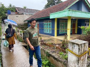 Warga Robohkan Tembok Pagar Rumah Duloh Serial Killer di Cianjur Warga Robohkan Tembok Pagar Rumah Duloh Serial Killer di Cianjur