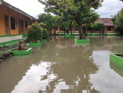 Banjir di Sragen, Siswa ke Sekolah Naik Perahu Karet
