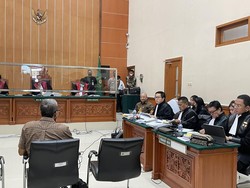 Hotman Bicara Saat Ahli Cek Berkas Irjen Teddy, Hakim: Jangan Terus Nyerocos