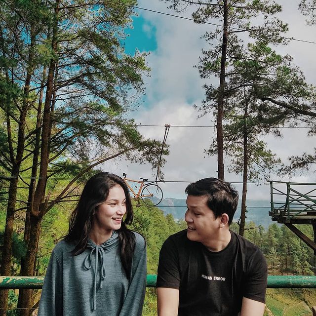 Sinta Mutiara Bella dan Suami