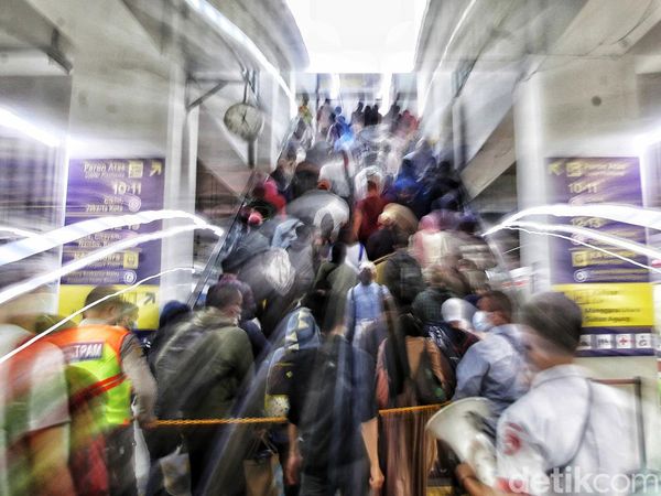 Berpacu dengan Ruang dan Waktu di Stasiun Tersibuk Indonesia