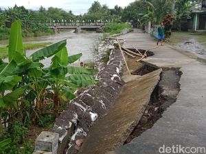 Tanggul Sungai Dengkeng di Bayat Klaten Longsor, Jalan Alternatif Ditutup Tanggul Sungai Dengkeng di Bayat Klaten Longsor, Jalan Alternatif Ditutup