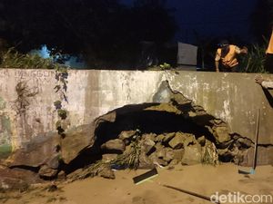 Warga Cerita Detik-detik Tanggul Jebol di Mangkang Kulon Semarang Warga Cerita Detik-detik Tanggul Jebol di Mangkang Kulon Semarang
