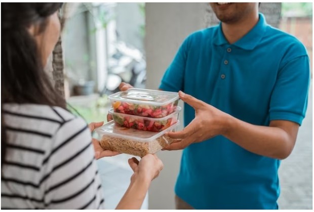 Teman membawa makan untuk buka/Foto:freepik/odua Teman membawa makan untuk buka/Foto:freepik/odua