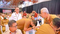 Kala Bobby Cium Tangan Ganjar Pranowo di Acara yang Dihadiri Jokowi