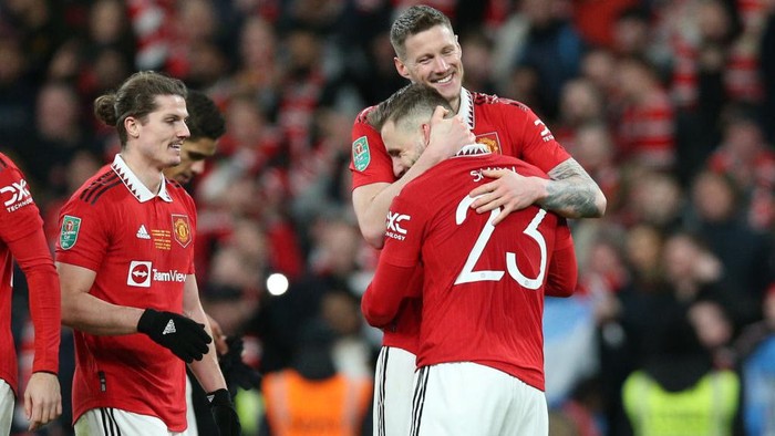 LONDON, ENGLAND - FEBRUARY 26: Marcel Sabitzer of Manchester United, Wout Weghorst of Manchester United celebrates with Luke Shaw of Manchester United after the Carabao Cup Final match between Manchester United and Newcastle United at Wembley Stadium on February 26, 2023 in London, England. (Photo by Richard Sellers/Getty Images)