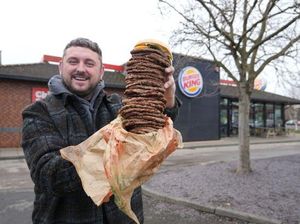 Wow! Pria Ini Makan Burger dengan Patty Segunung Senilai 6.000 Kalori Wow! Pria Ini Makan Burger dengan Patty Segunung Senilai 6.000 Kalori