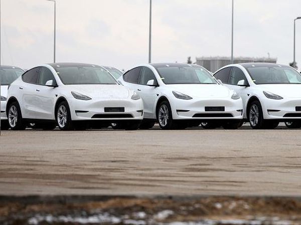 Wujud Tesla Maut yang Konon Bisa Mendadak Ngebut Sendiri