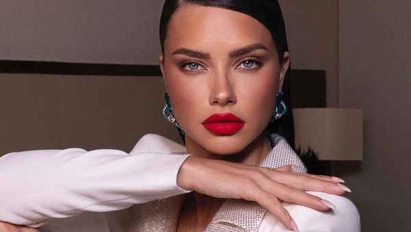 Foto Adriana Lima yang Jadi Duta Piala Dunia Wanita Pertama, Tuai Kontroversi
