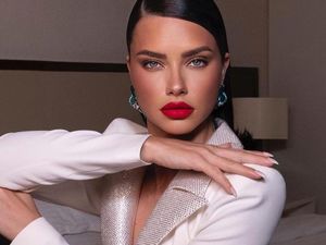 Foto Adriana Lima yang Jadi Duta Piala Dunia Wanita Pertama, Tuai Kontroversi Foto Adriana Lima yang Jadi Duta Piala Dunia Wanita Pertama, Tuai Kontroversi