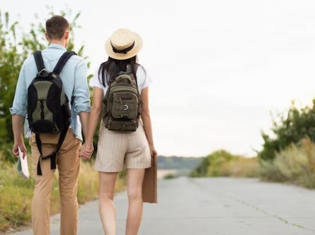 Ajak ke kampung halaman/ foto: Freepik/ freepik Perempuan dan laki-laki sedang jalan