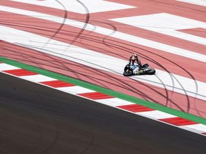 Insiden Horror WSBK Mandalika 2023: Red Flag Berkibar, Motor Hancur, Kaki Loriz Baz Patah