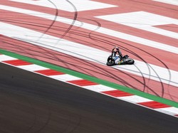 Insiden Horror WSBK Mandalika 2023: Red Flag Berkibar, Motor Hancur, Kaki Loriz Baz Patah