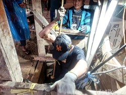 Bertaruh Nyawa Demi Kepingan Emas di Lokasi Tambang Ilegal