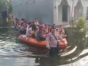 Kudus Banjir, Siswa Pergi dan Pulang Sekolah Naik Perahu Polisi