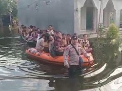 Kudus Banjir, Siswa Pergi dan Pulang Sekolah Naik Perahu Polisi