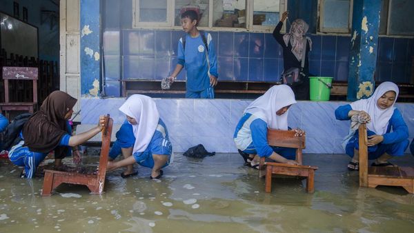 Penampakan Banjir Rendam Sekolah di Kabupaten Karawang