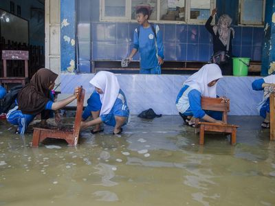 Penampakan Banjir Rendam Sekolah di Kabupaten Karawang